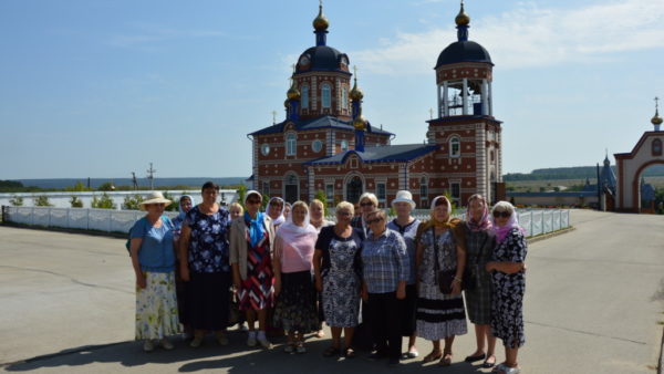 совершили автобусную экскурсию. На этот раз объект экскурсии находился в 160 км от Ульяновска — это Свято-Богородице-Казанский Жадовский мужской монастырь